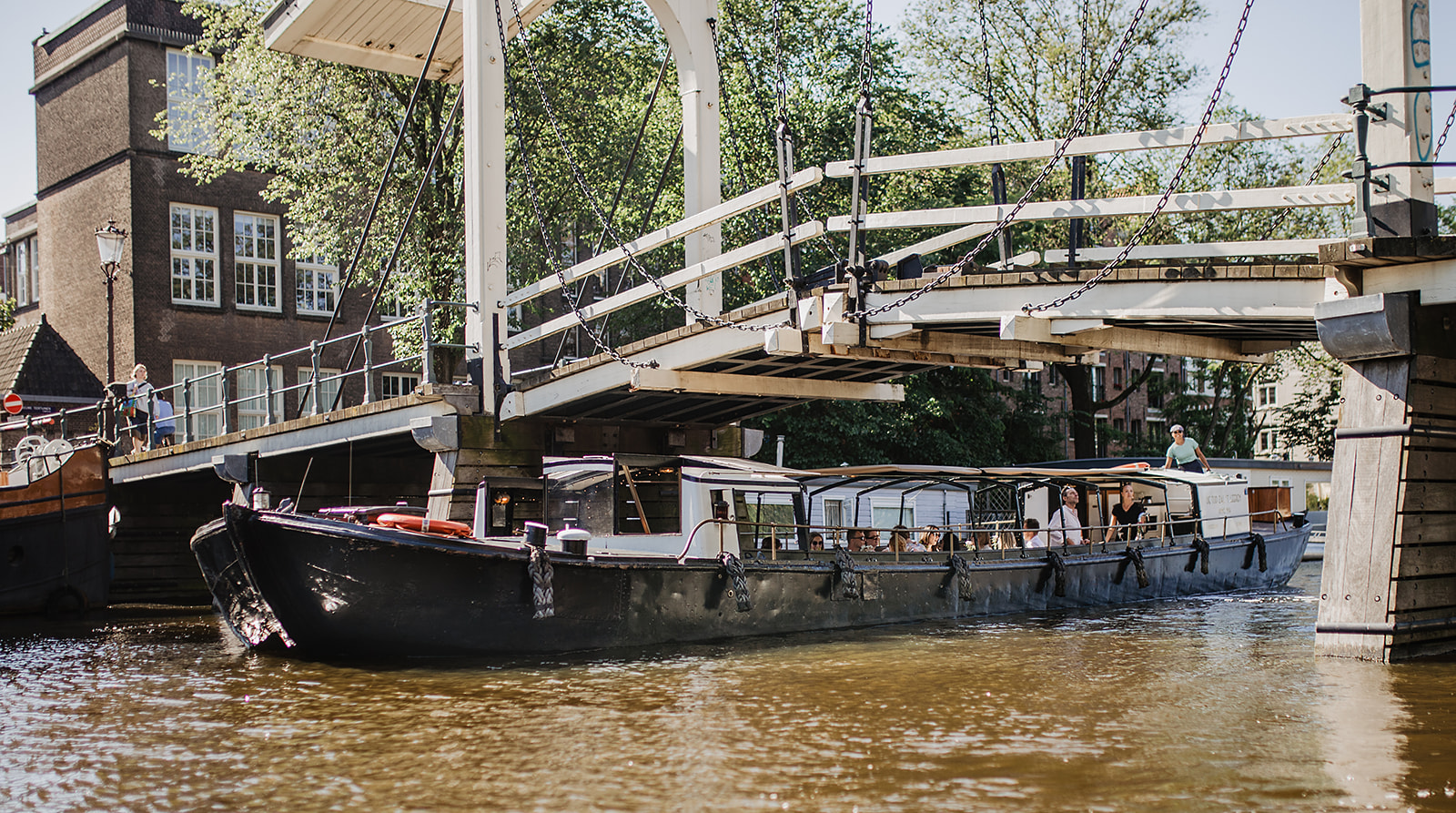 50 PERSOONS TIJD ZAL HET LEEREN rederij mokum boot huren amsterdam
